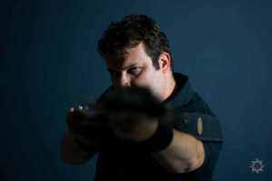 Fabio Vilela apontando o baixo para a câmera