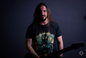 Victor Moraes segurando a guitarra