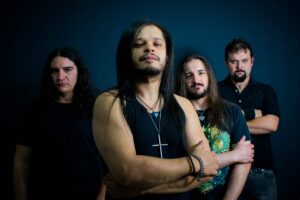 foto promocional da banda de braços cruzados